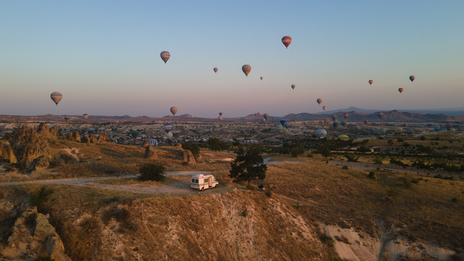 Die Heissluftballone von Kappadokien fliegen über unseren Camper.