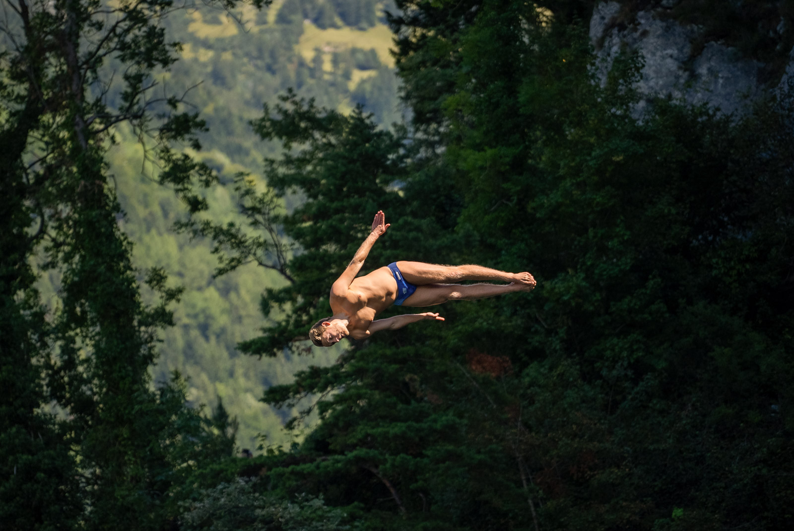 Ein Klippenspringer springt beim Red Bull Cliff Diving 2022 in Sissikon in der Schweiz.