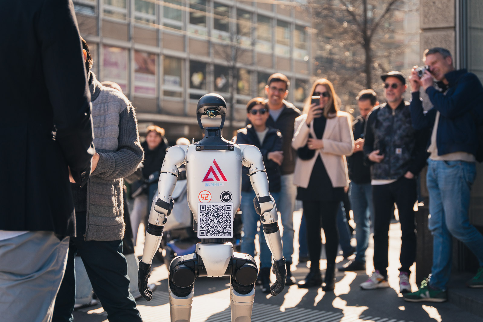 Der Robotter G1 ist unterwegs auf der Bahnhofstrasse in Zürich.