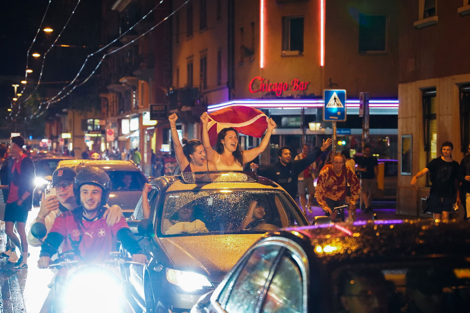 Die Schweiz schlägt Frankreich im EM Achtelfinale. Fans feiern den Sieg an der Langstrasse.