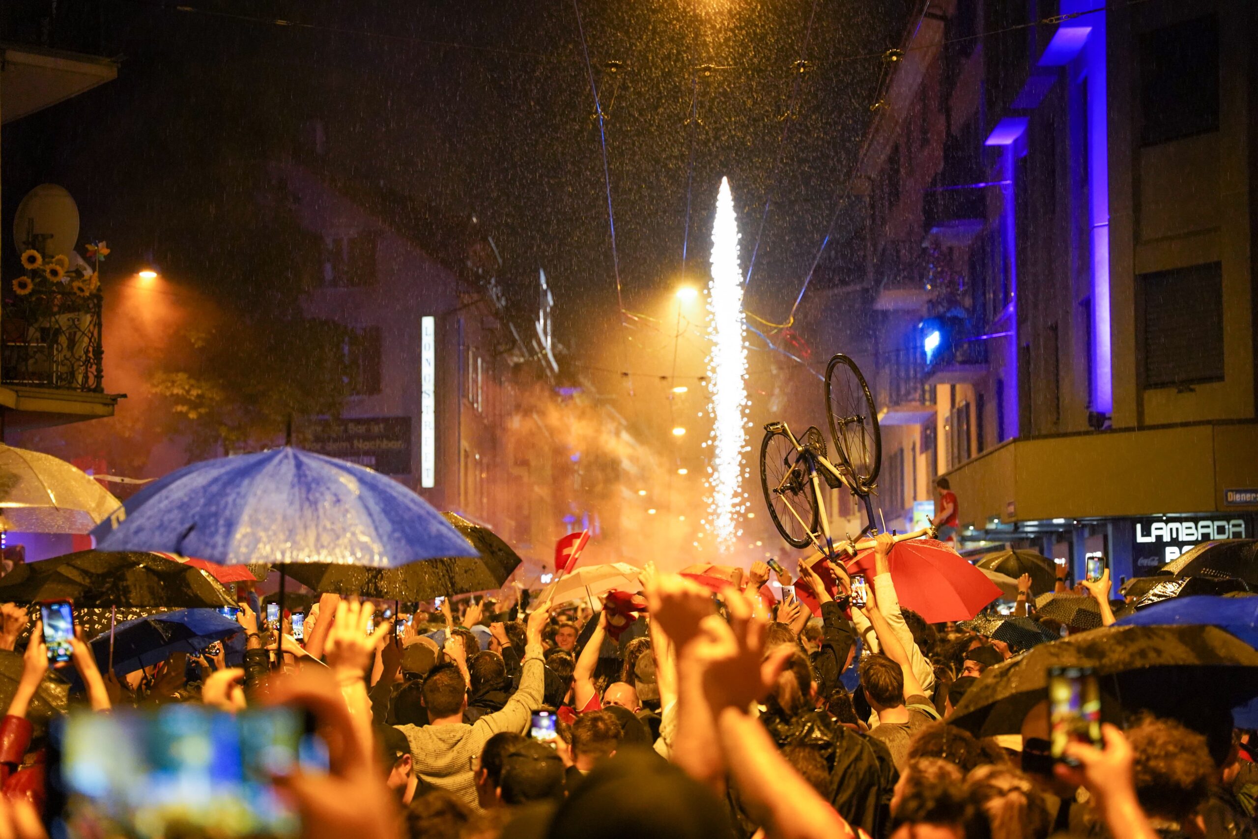 Die Schweiz schlägt Frankreich im EM Achtelfinale. Fans feiern den Sieg an der Langstrasse.