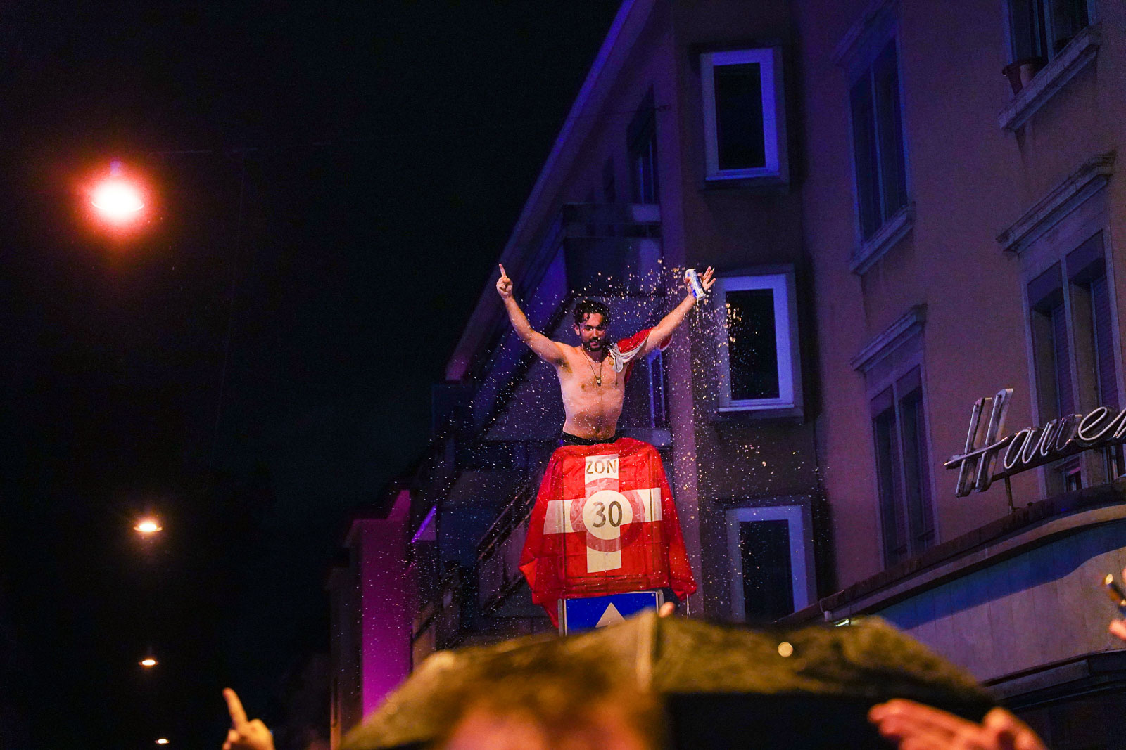 Die Schweiz schlägt Frankreich im EM Achtelfinale. Fans feiern den Sieg an der Langstrasse.