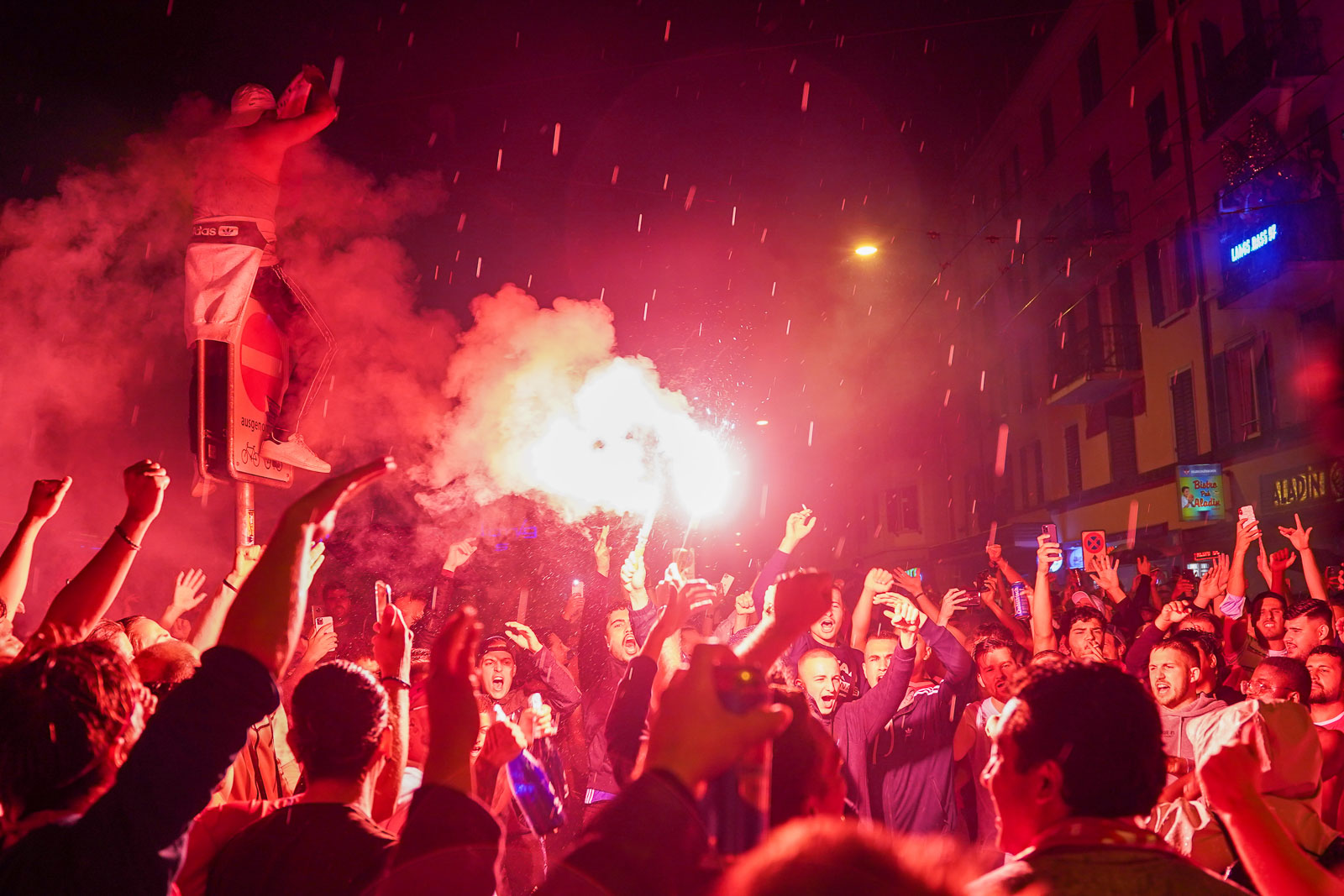 Die Schweiz schlägt Frankreich im EM Achtelfinale. Fans feiern den Sieg an der Langstrasse.