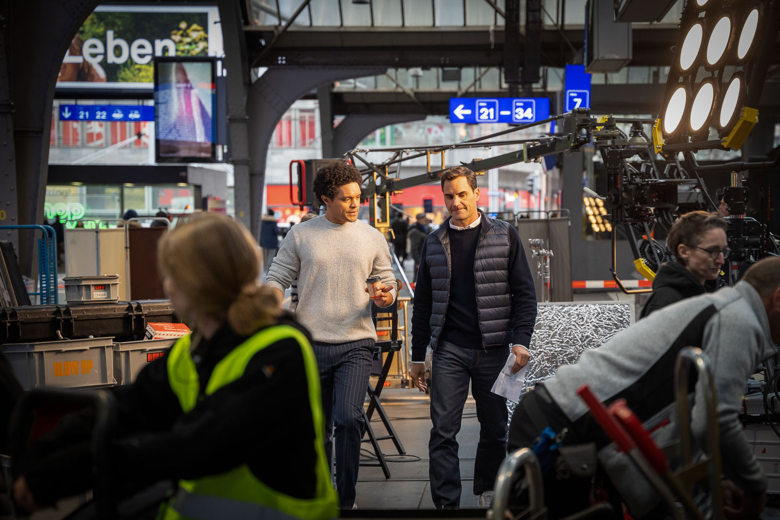 Roger Federer und Trevor Noah am Zürcher Hauptbahnhof.