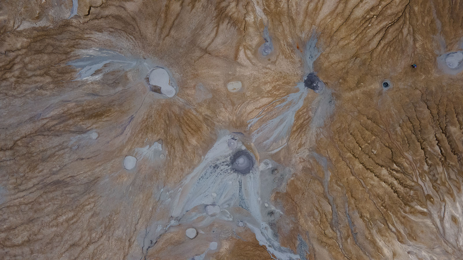 Eine Drohnenaufnahme der Schlammvulkane von Berca in Rumänien.