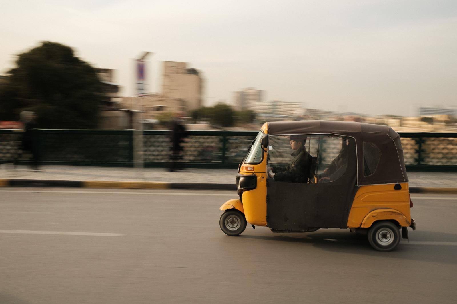 Ein Tuk-Tuk fährt über die Märtyrerbrücke in Bagdad.